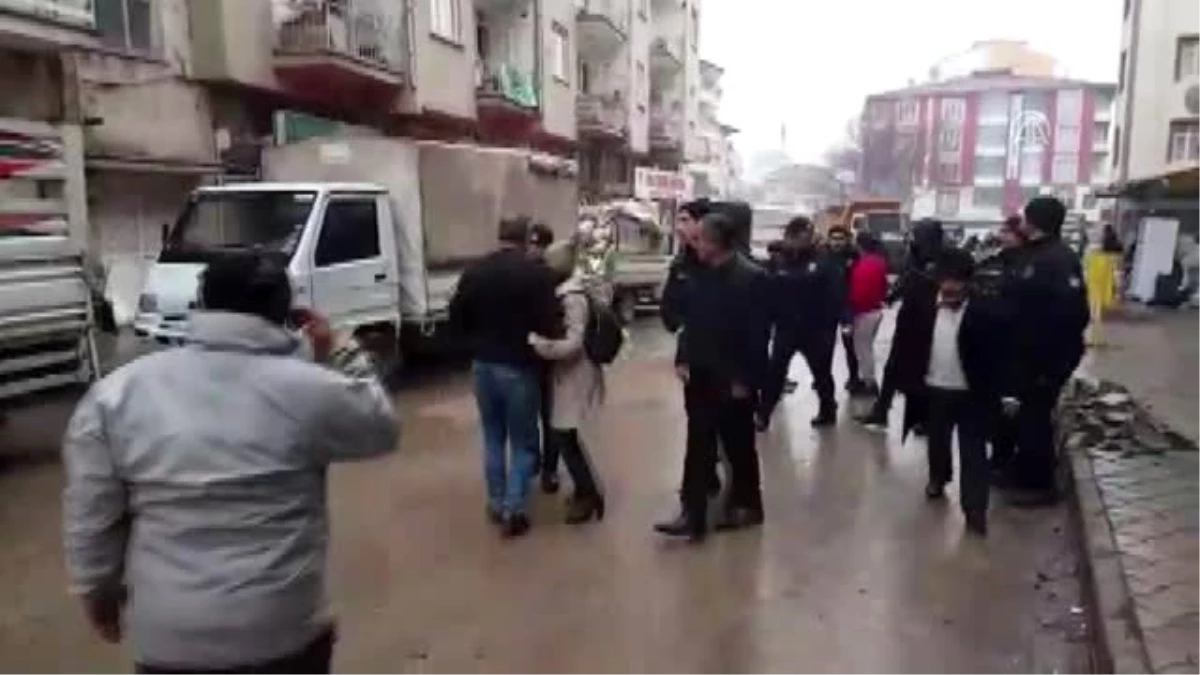 Mustafapaşa Mahallesi\'nde binadan eşya çıkarılırken panik yaşandı