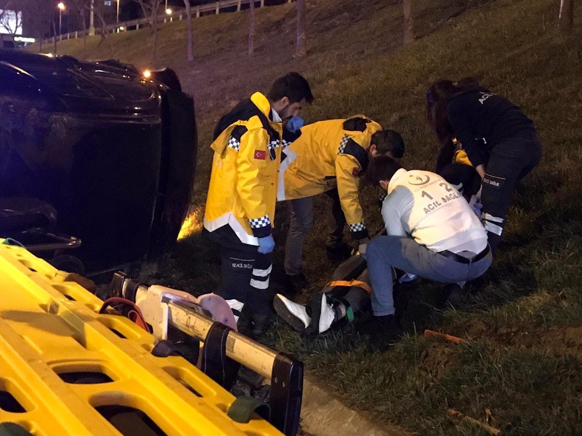 Önce bariyerlere çarptı, ardından takla attı: 2 yaralı