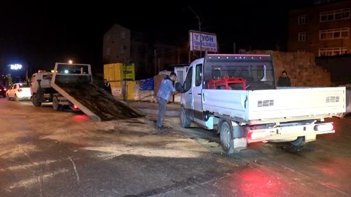 Otomobil kamyonetle çarpıştı: 1\'i polis, 2 yaralı