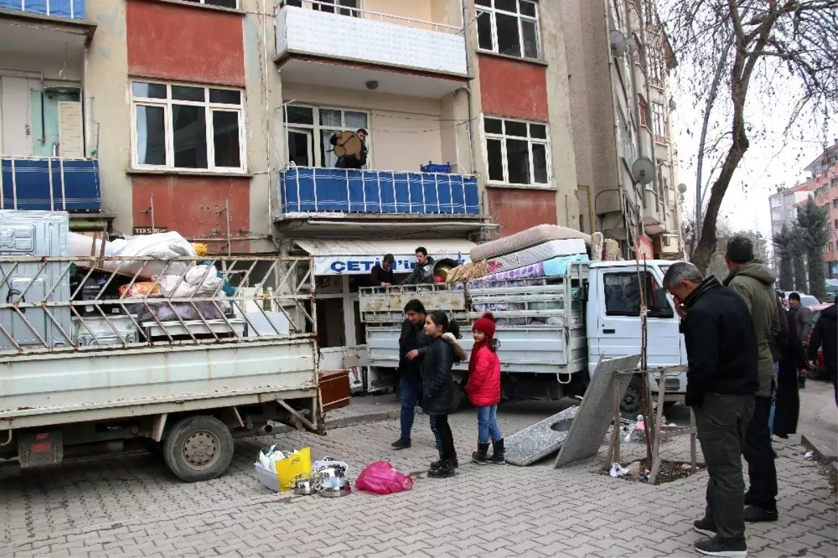 (ÖZEL) Elazığ\'da 88 yapı için acil yıkım kararı, depremden kaçış