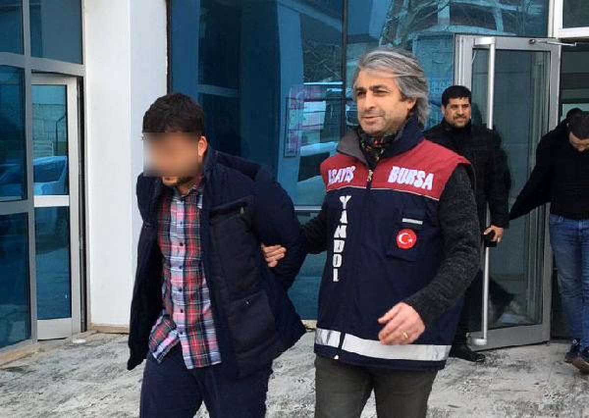Polise yakalanmamak için hastane koridorunda saklandı