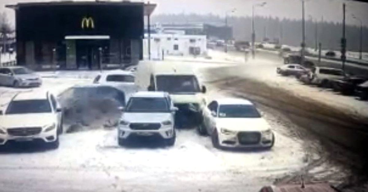 Rusya\'da minibüs park halindeki 4 araca çarptı