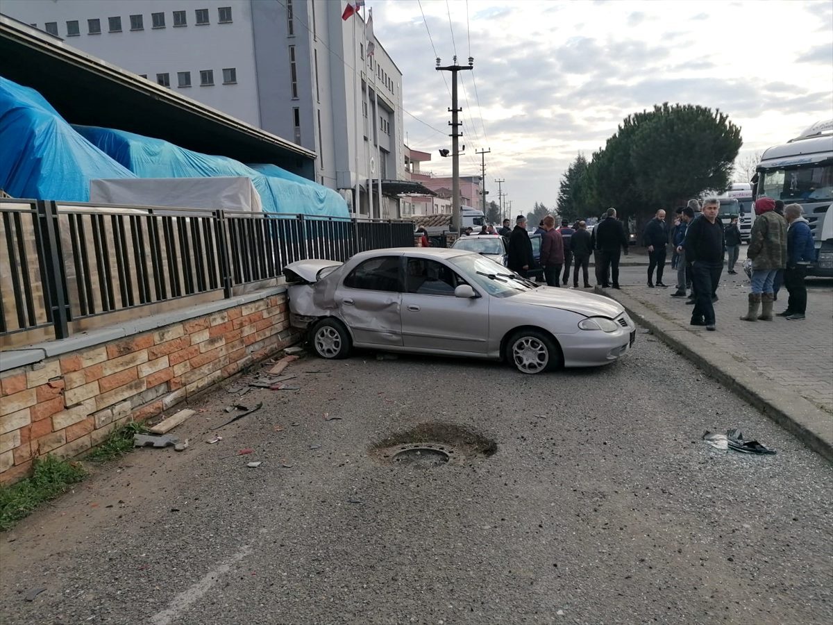 Samsun\'da tır ile otomobilin çarpışması sonucu 2 kişi yaralandı
