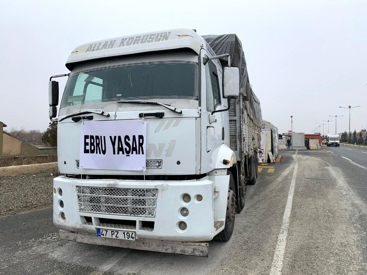 Sanatçı Ebru Yaşar depremzedeleri unutmadı
