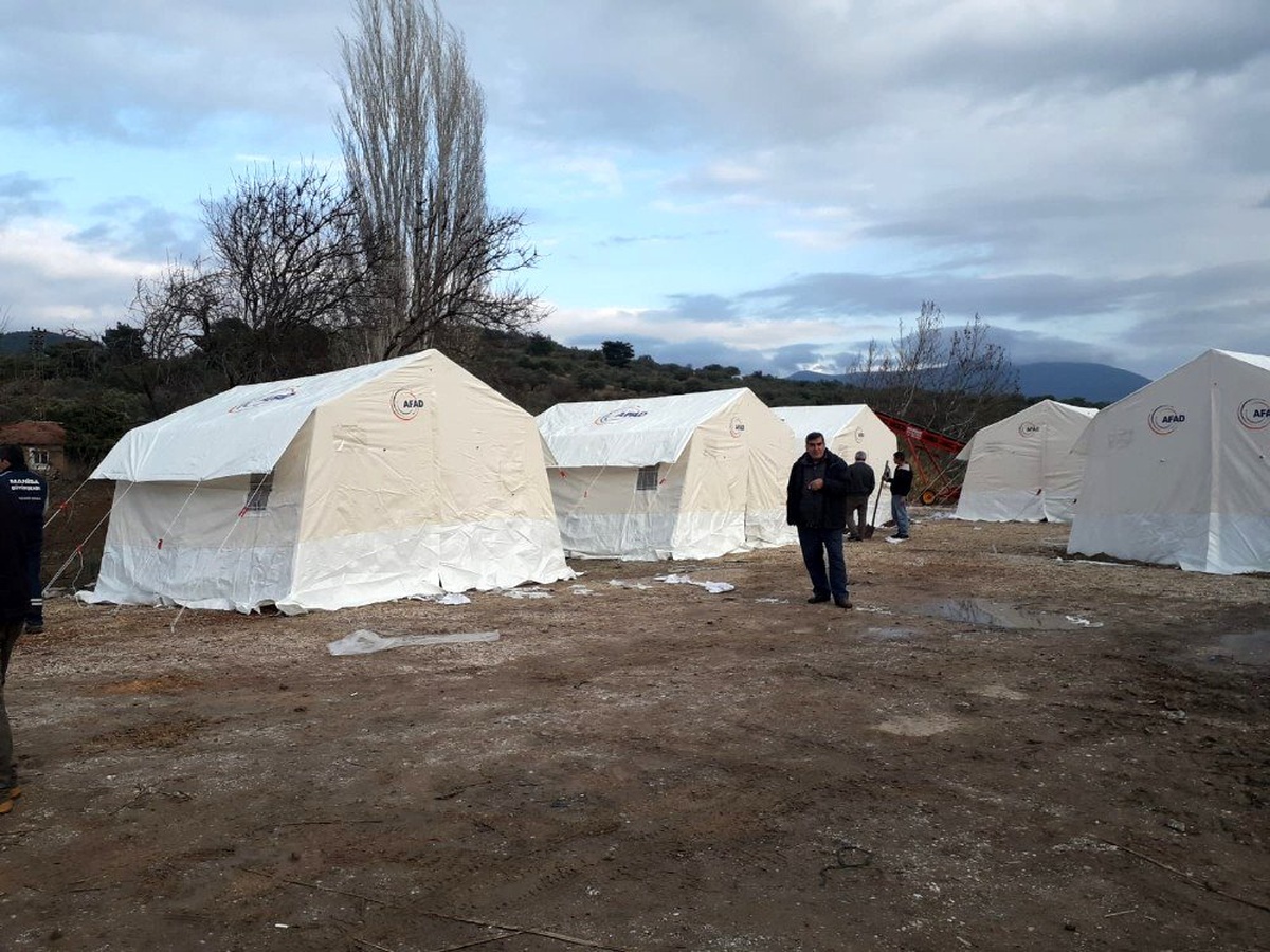Selçikli Mahallesi\'nde deprem çadırları kuruldu