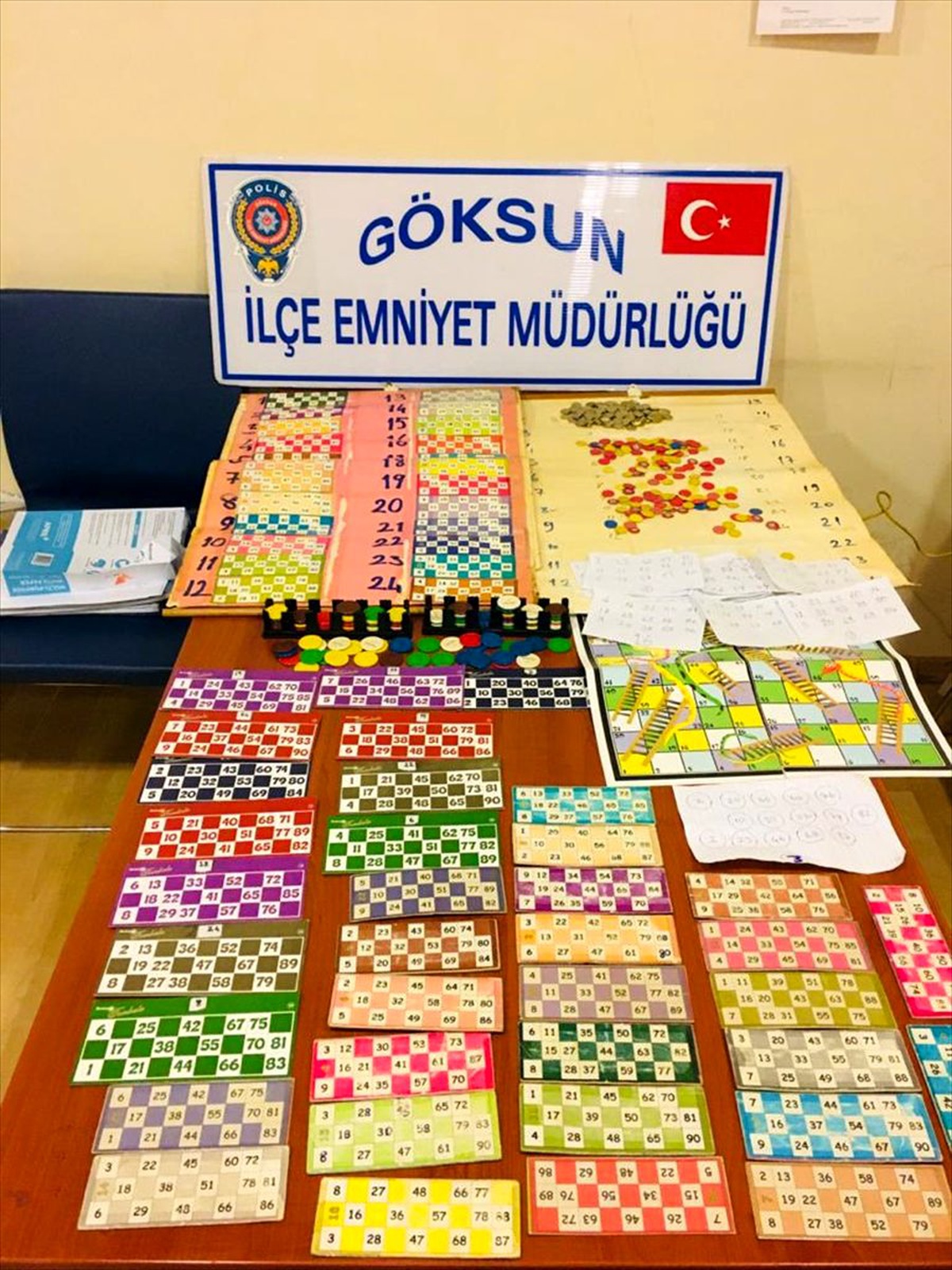 "Sigara içilmez" levhasının arkasına gizlenen tombala oyunu polise takıldı