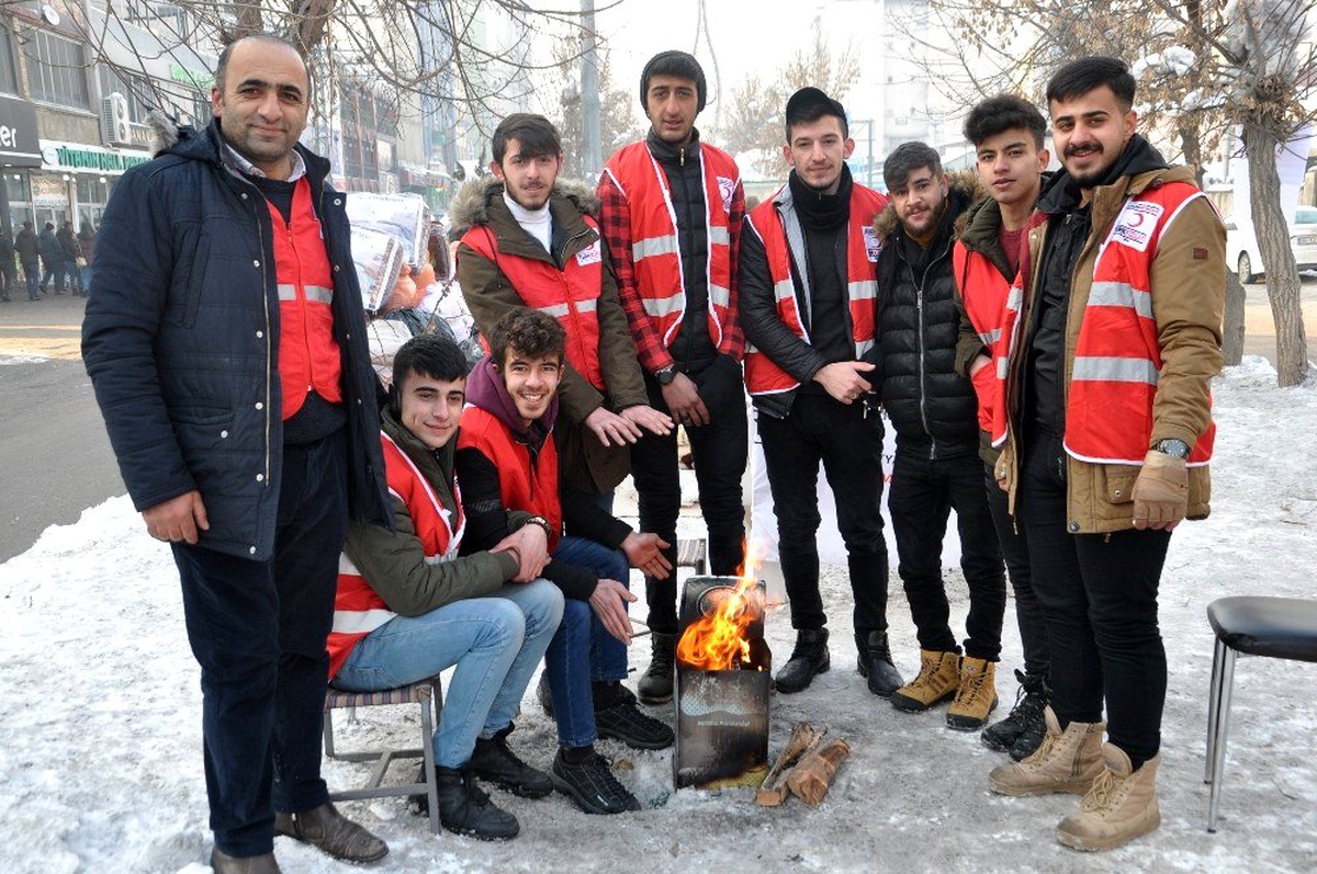 Soğuk havada depremzedeler için yardım topluyorlar