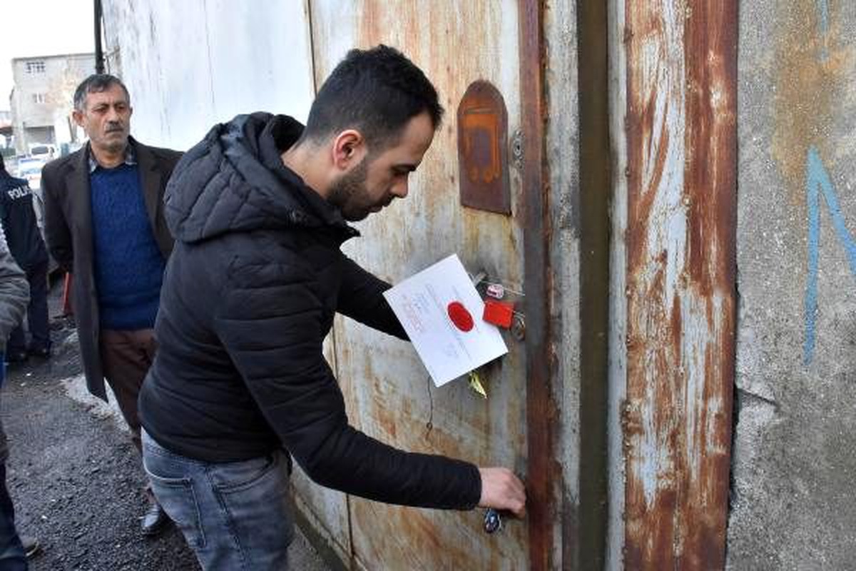 Sultangazi\'de tavanı çöken atölyenin bulunduğu bina mühürlendi