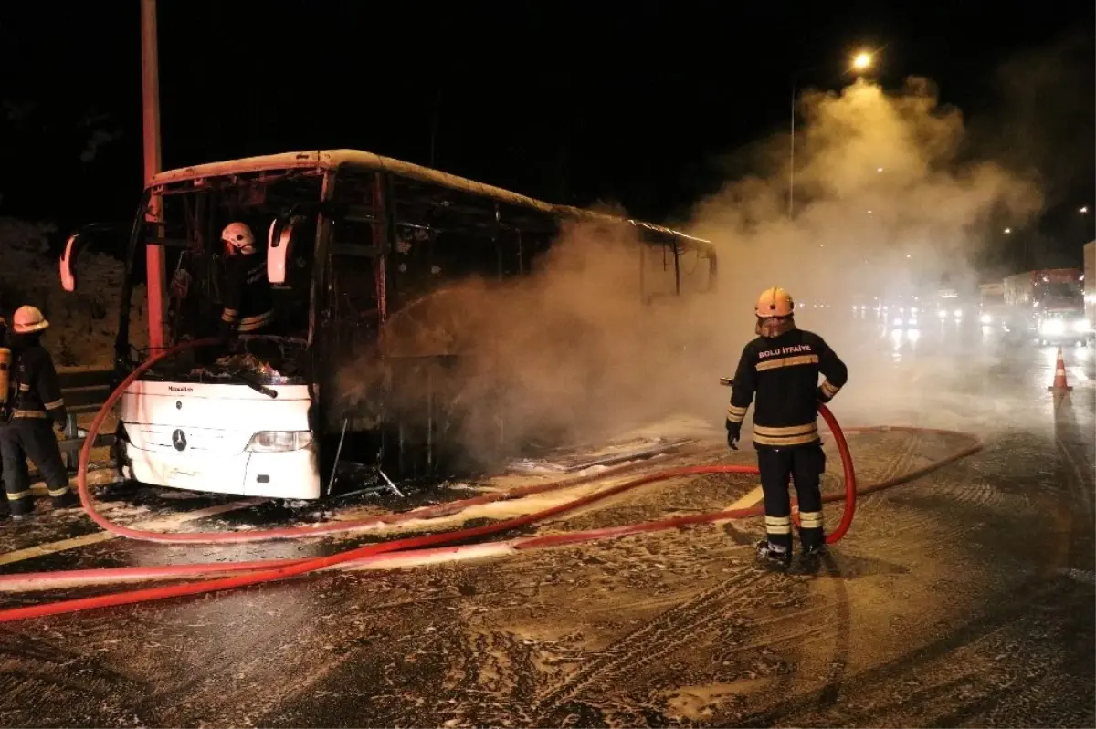 TEM Otoyolu\'nda cenaze taşıyan otobüs alev alev yandı