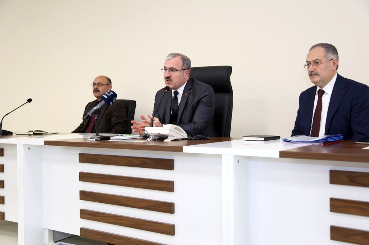 Vali Toraman: "Yatırım yapan kazanacak, senaryo yazan kaybedecek"