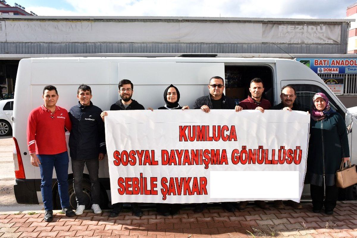 Yardım gönüllüsü depremzedelere 2 minibüs eşya gönderdi