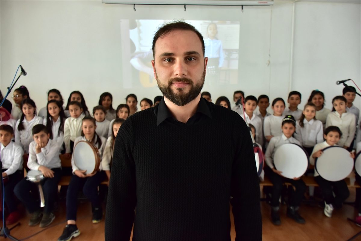 Yoğurt kovasıyla başladıkları müzikte 85 kişilik orkestraya ulaştılar