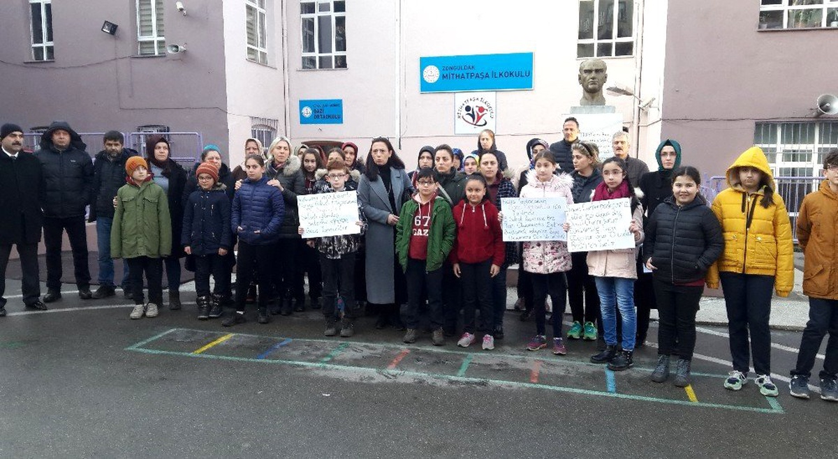 Zonguldak\'ta eski okullarına geçmek isteyen öğrenci ve veliler eylem yaptı