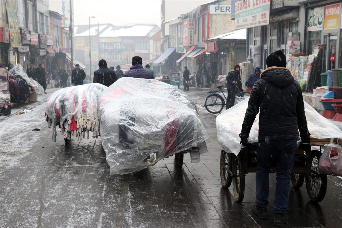 Ağrı\'da kar yağışı etkili oluyor