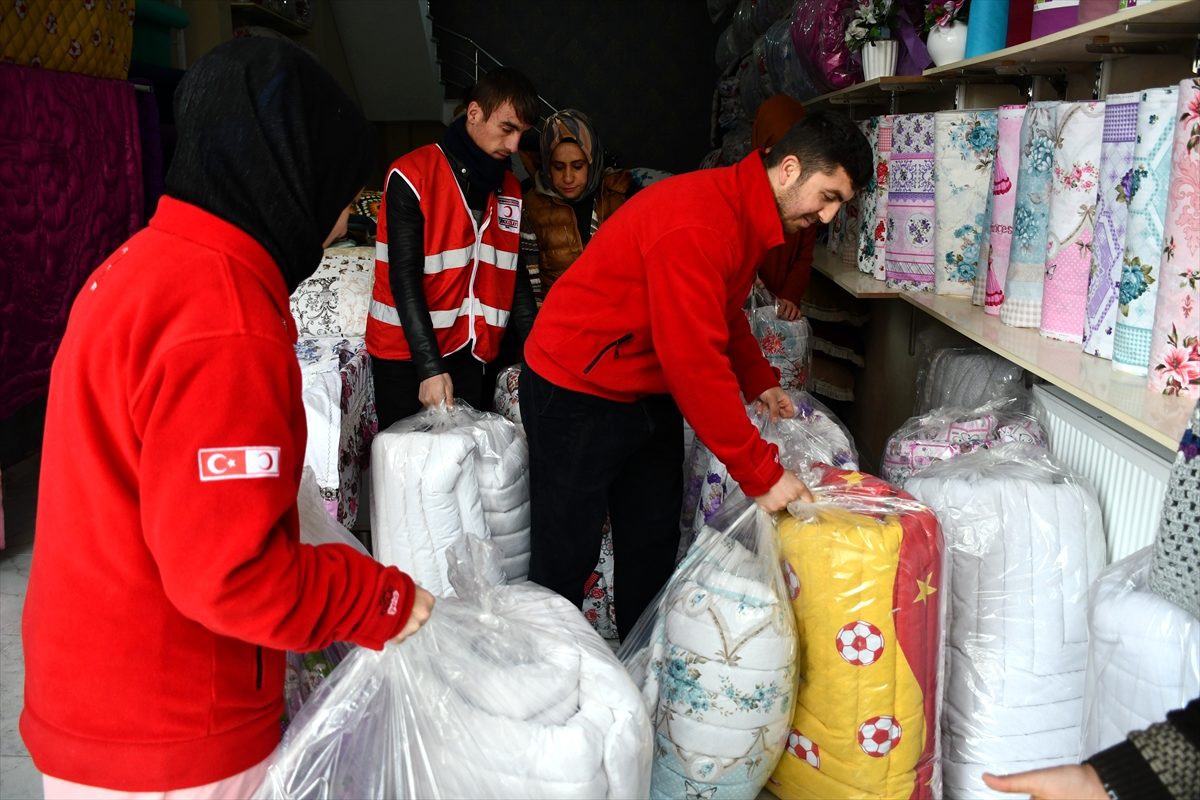 Ağrılı kız kardeşler Elazığ\'daki depremzedeler için yorgan dikti