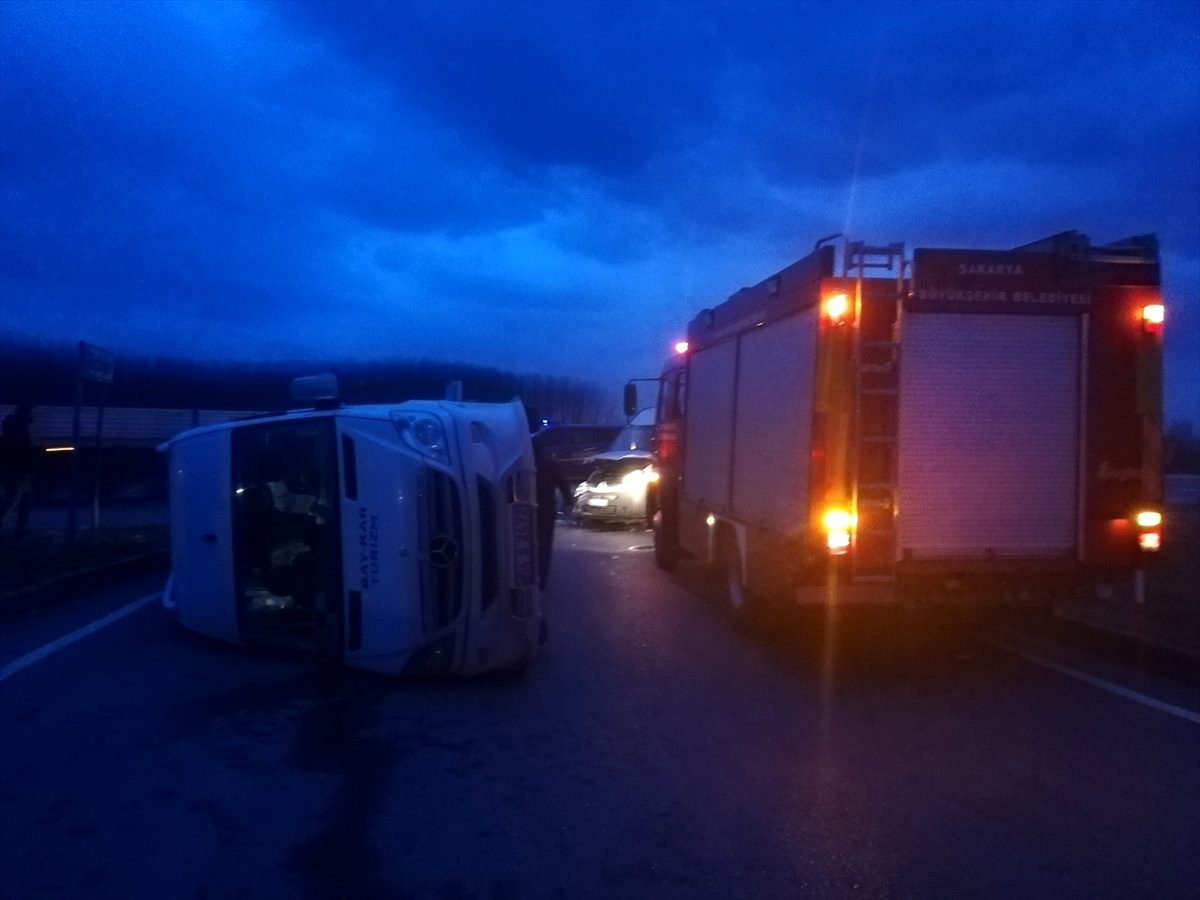Akyazı\'da servis minibüslerinin çarpışması sonucu 2 kişi yaralandı