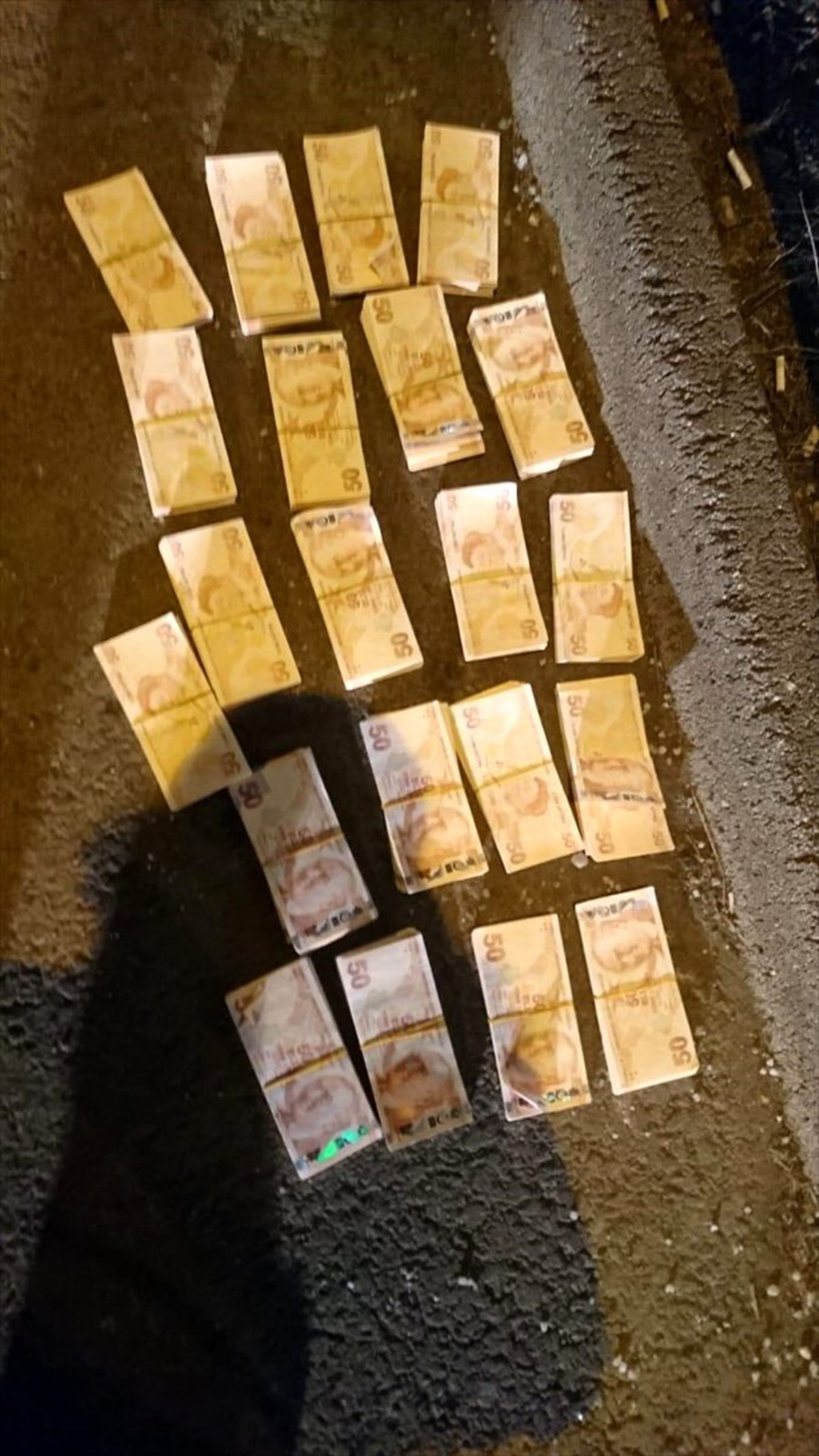 Ankara\'da 105 bin 600 liralık sahte banknotla yakalanan iki zanlı tutuklandı