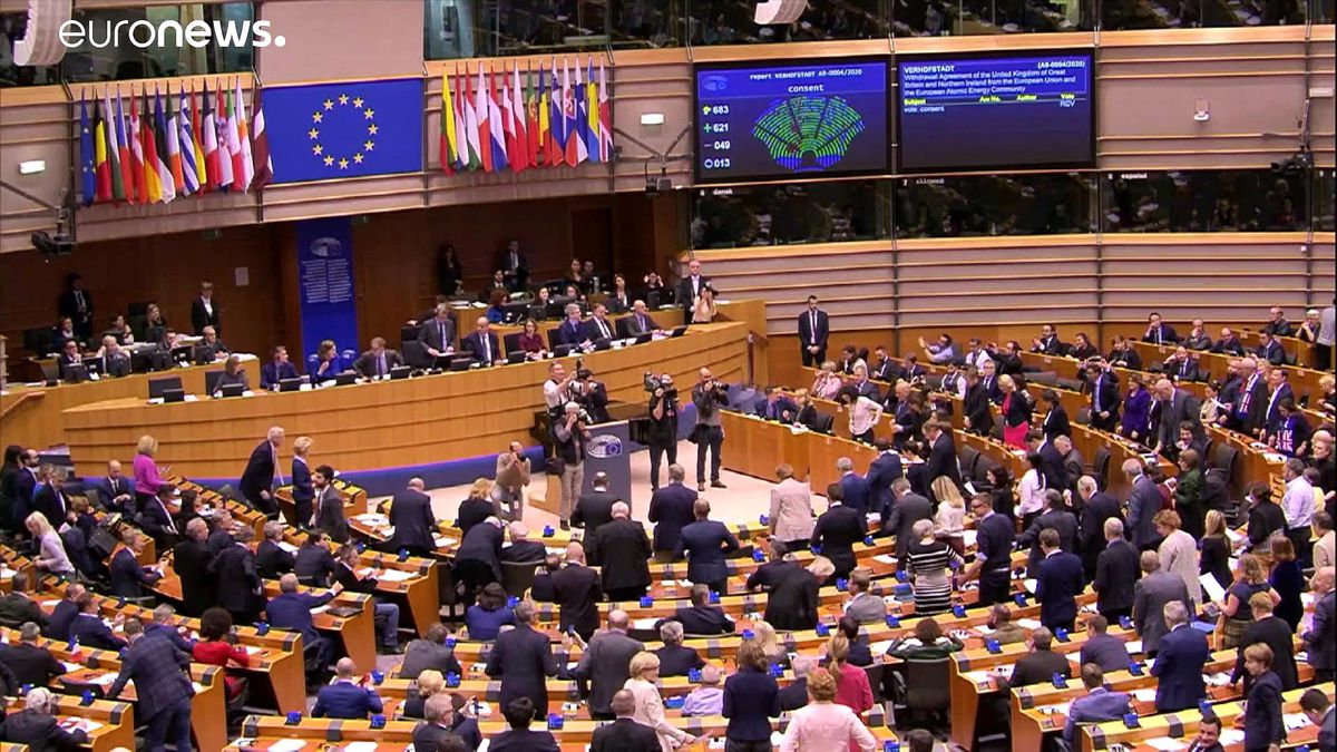 AP\'de duygusal Brexit oturumu: İngiliz vekillere göz yaşları ve \'Bu sadece hoşçakal\' şarkısıyla veda
