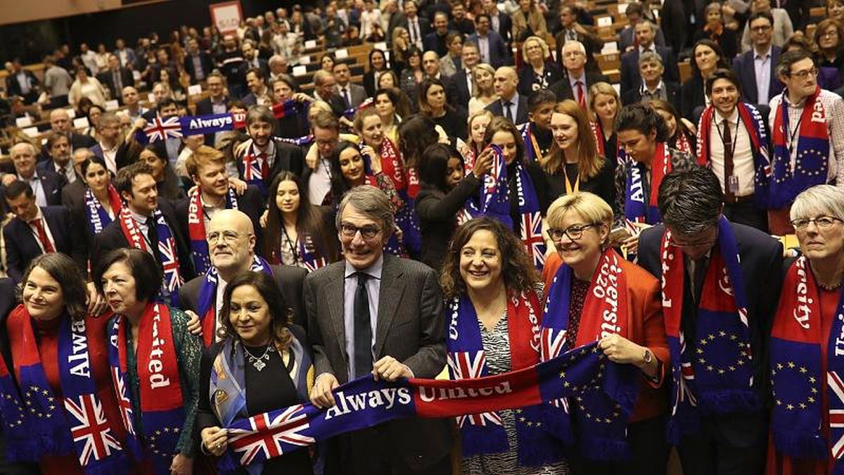 AP\'de duygusal Brexit oturumu: İngiliz vekillere göz yaşları ve \'Bu sadece hoşçakal\' şarkısıyla veda