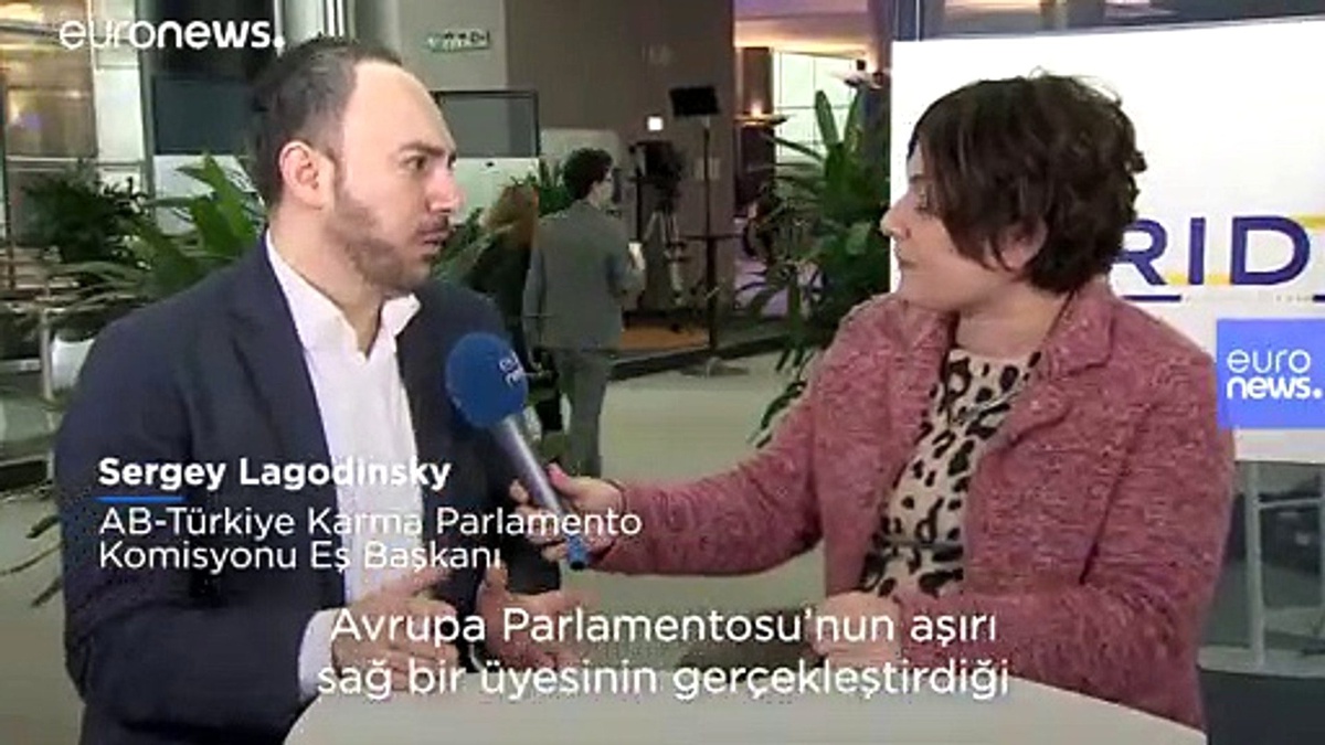 AP vekillerinden Türk bayrağını yırtan Yunan parlamentere sert tepki: Disiplin cezası uygulanmalı