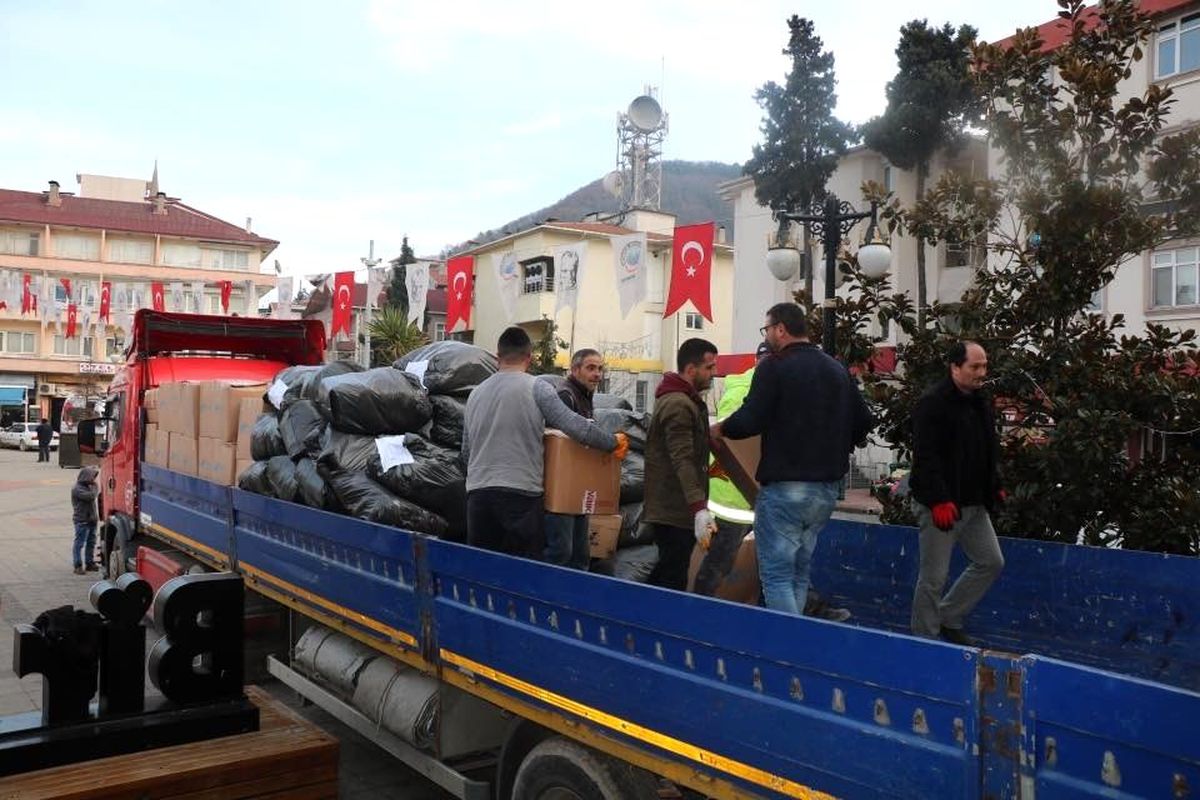 Ayancık\'tan depremzedelere yardım eli