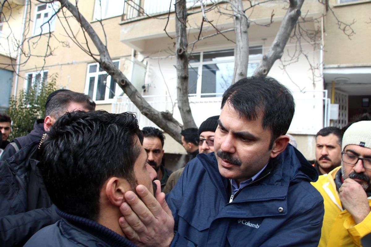 Bakan Kurum, depremde hasar gören mahallelerde incelemede bulunuyor