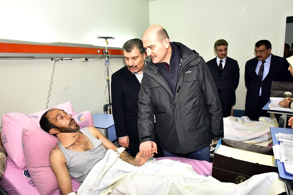 Bakanlar yaralı depremzedeleri ziyaret etti