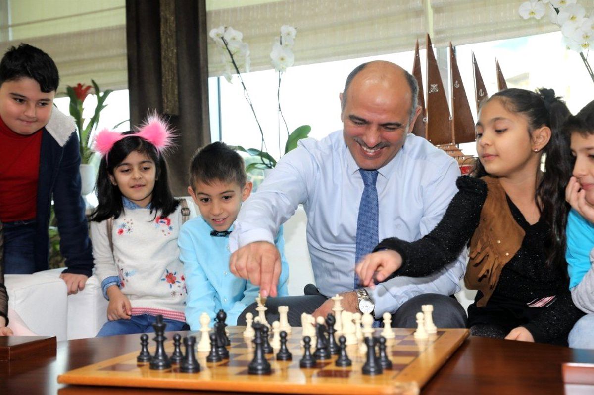Başkan Söğüt öğrencilerle birlikte satranç oynadı