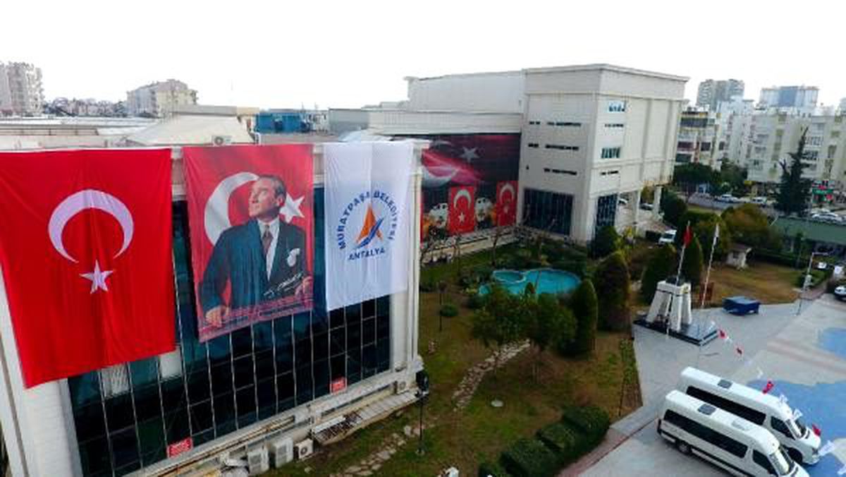 Başkan Uysal\'dan Türk bayrağı talimatı