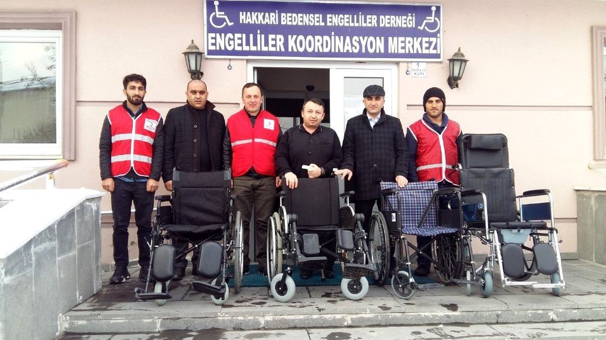 Bedensel engellilerden depremzedelere dost eli