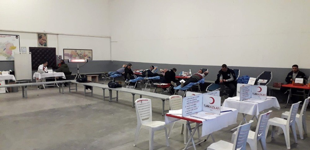 Belediye işçilerinden Kızılay\'a kan bağışı