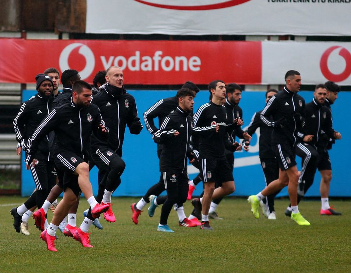 Beşiktaş yağmur altında çalıştı