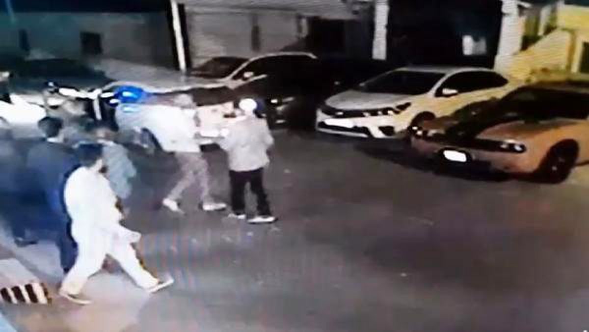 Beylikdüzü\'nde gece kulübü önündeki silahlı kavga kamerada