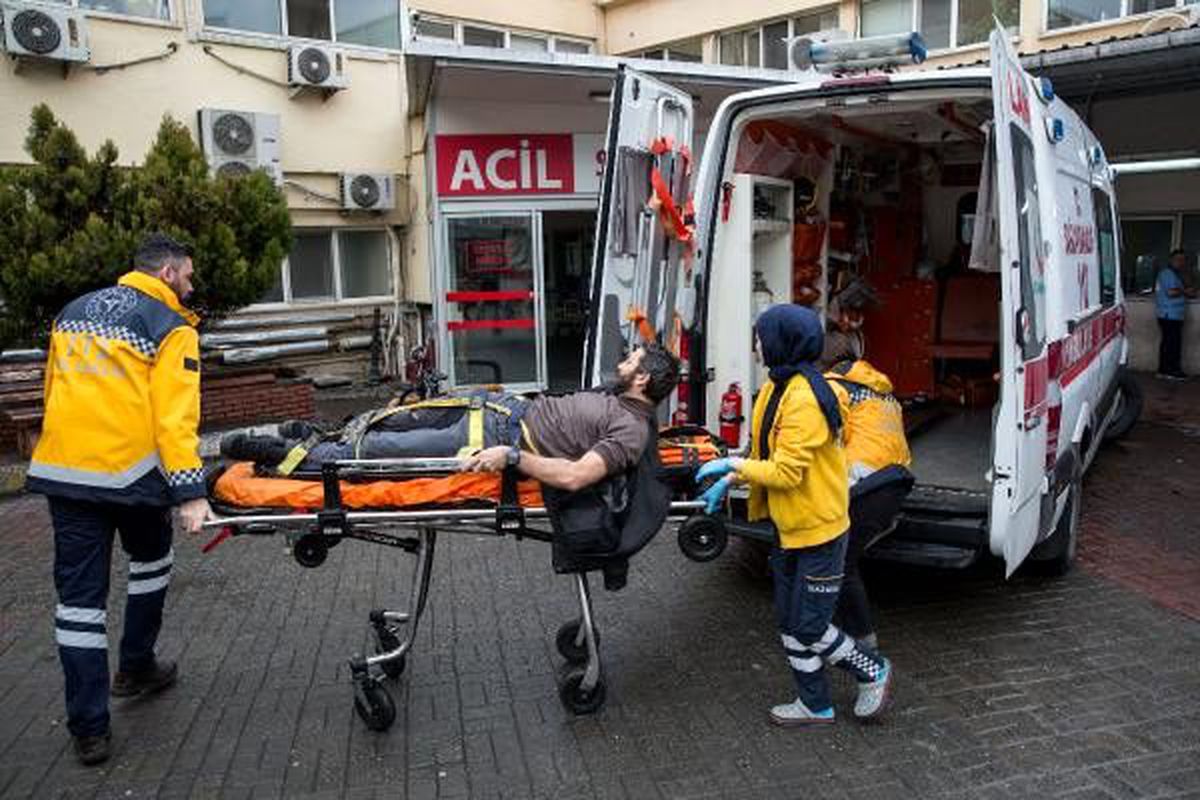 Beyoğlu\'nda otomobiline binmeye çalışan kişiye silahlı saldırı