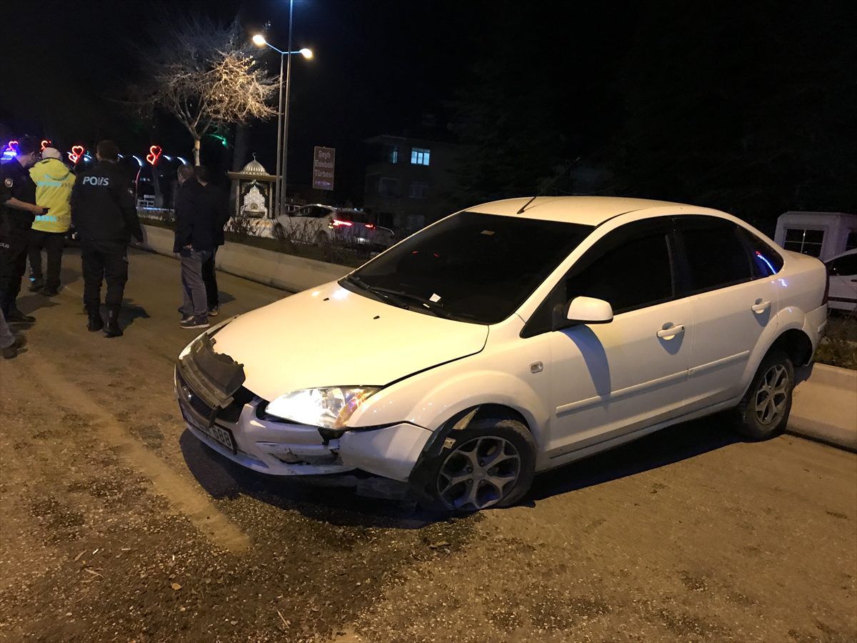 Bilecik\'te otomobil refüje çarptı: 3 yaralı