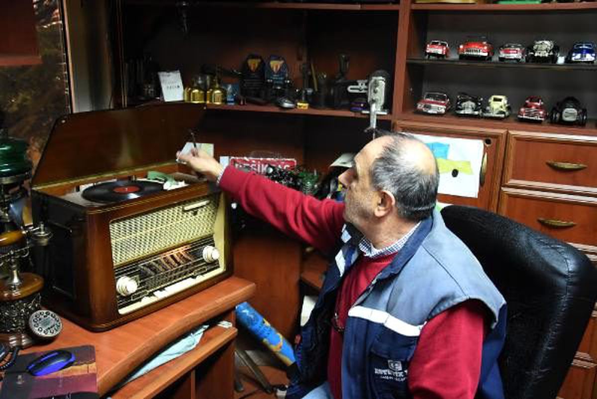 Bursalı iş insanı, bürosunu binin üzerinde antika eşyalarla donattı
