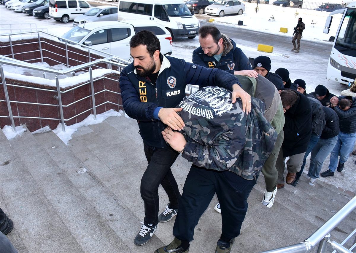 Çağrı merkezi numarasıyla dolandırıcılık yapan 15 kişi tutuklandı