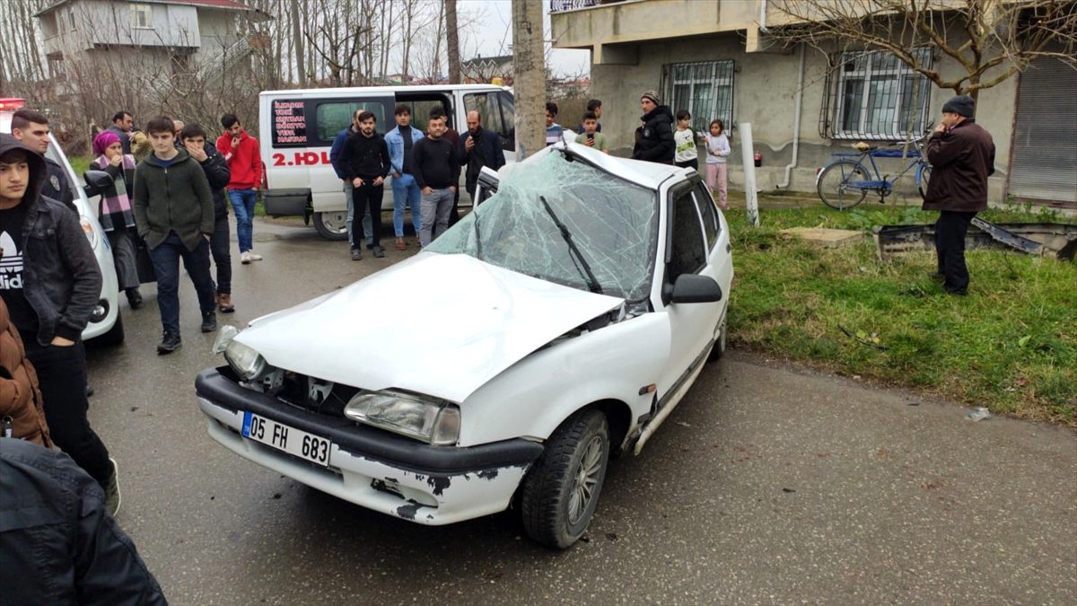 Çarşamba\'da direğe çarpan otomobilin sürücüsü yaralandı