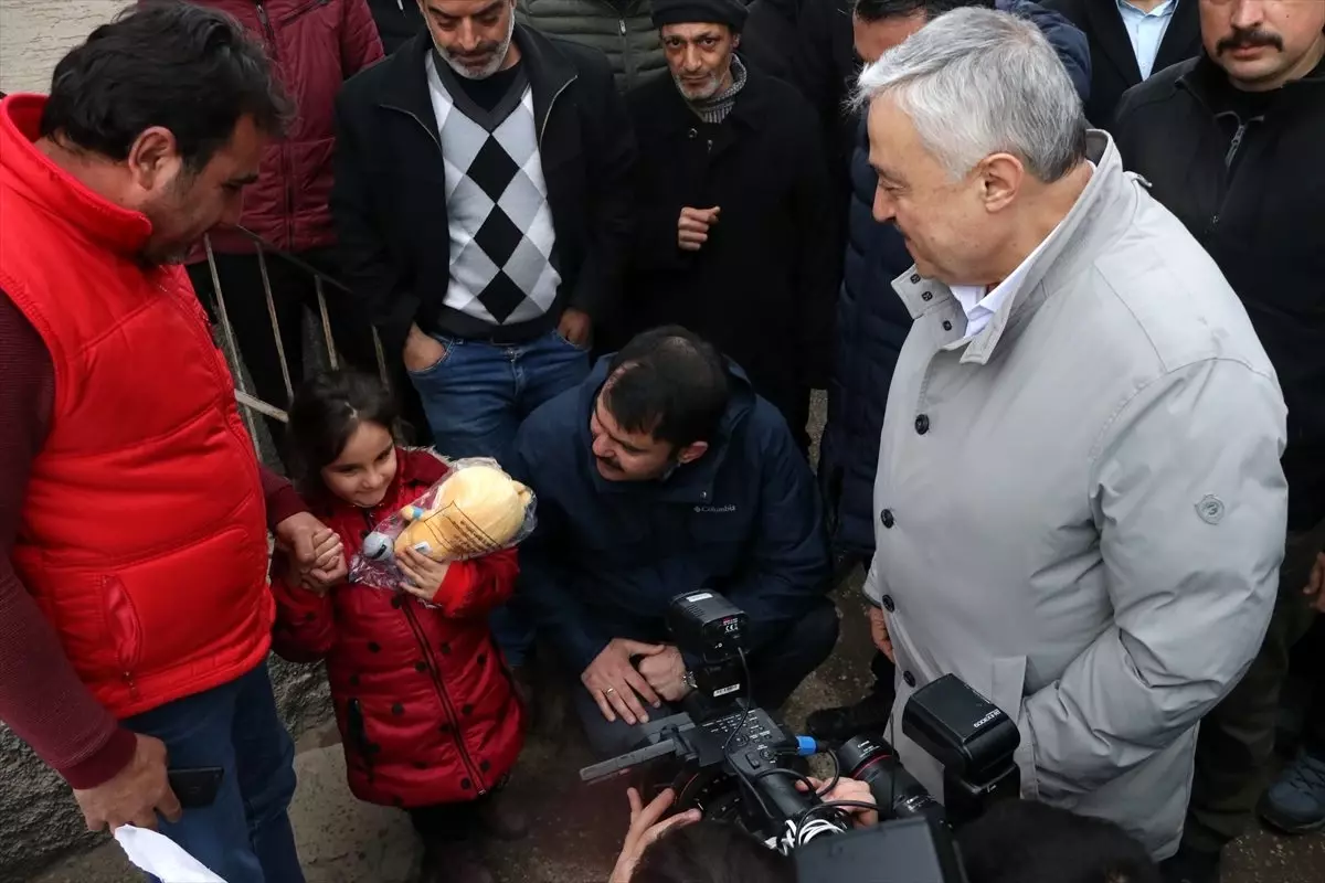 Çevre ve Şehircilik Bakanı Kurum, depremzedeleri ziyaret etti