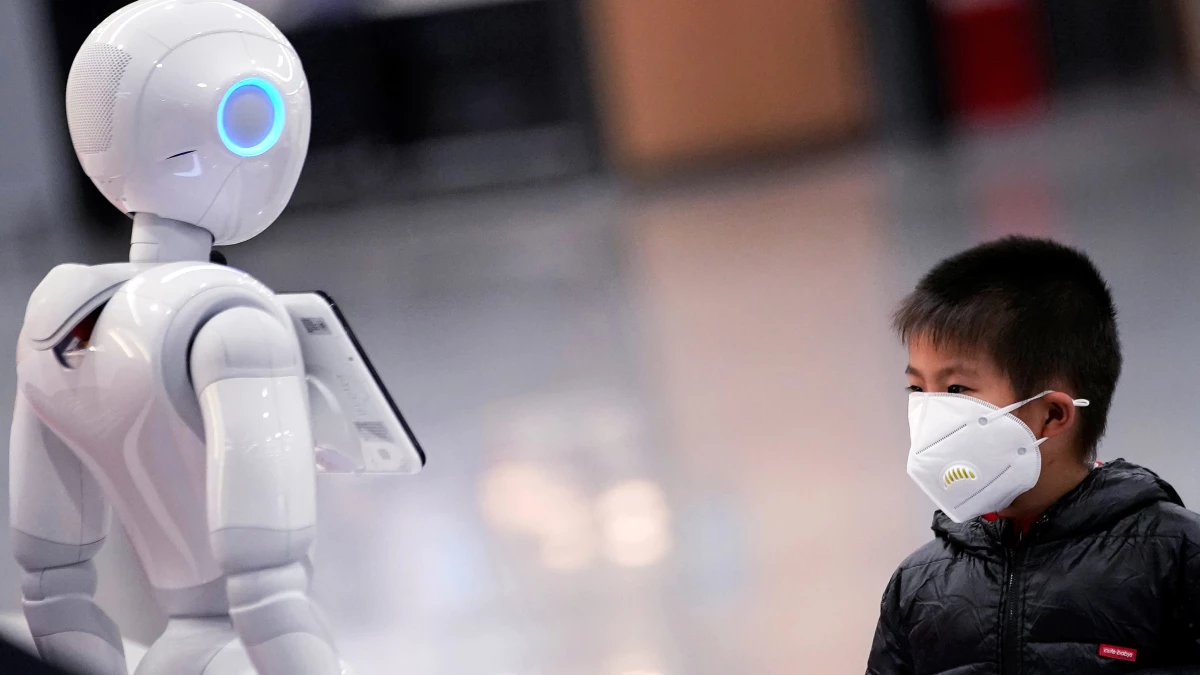 Çin\'de "Ufak Fıstık" adlı robot karantinadaki insanlara yiyecek götürüyor