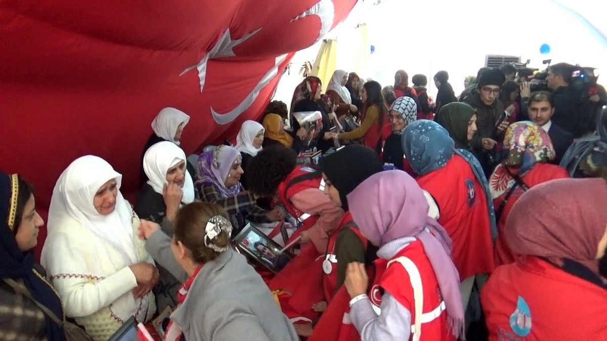 Damla Gönüllüleri üyelerinden evlat nöbetindeki ailelere destek ziyareti