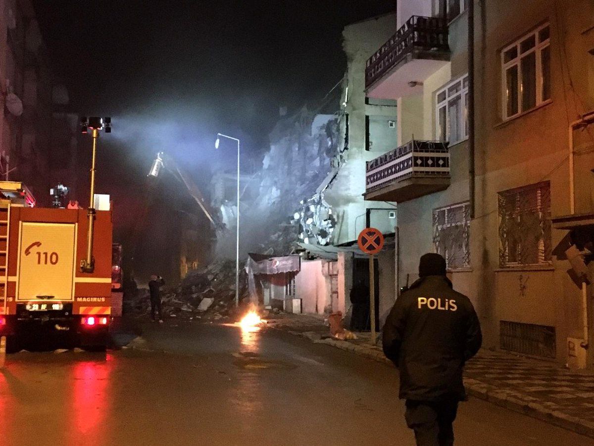 Depremde hasar gören 2 binanın daha yıkımı gerçekleştiriliyor