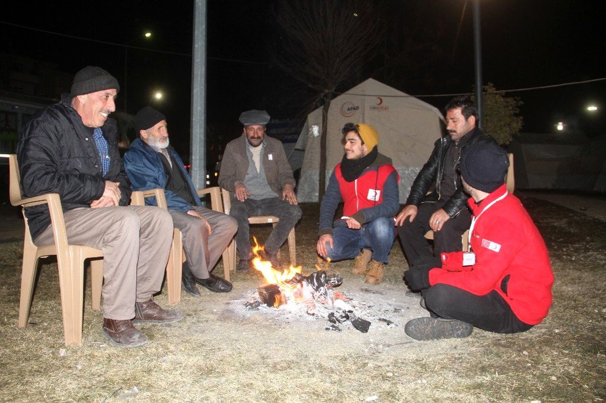 Depremzedelerin çadırlarda gece yaşantısı