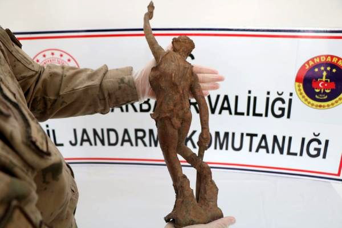Diyarbakır\'da, Roma dönemine ait savaşçı figürlü heykel ele geçirildi