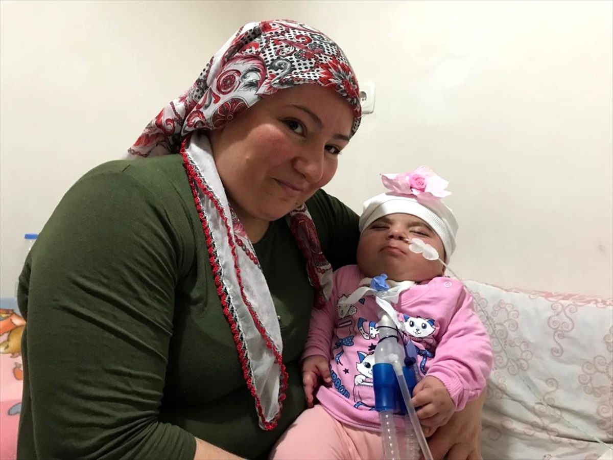 Doğduktan sonra üç kez kalbi duran bebeklerinin elini bırakmıyorlar
