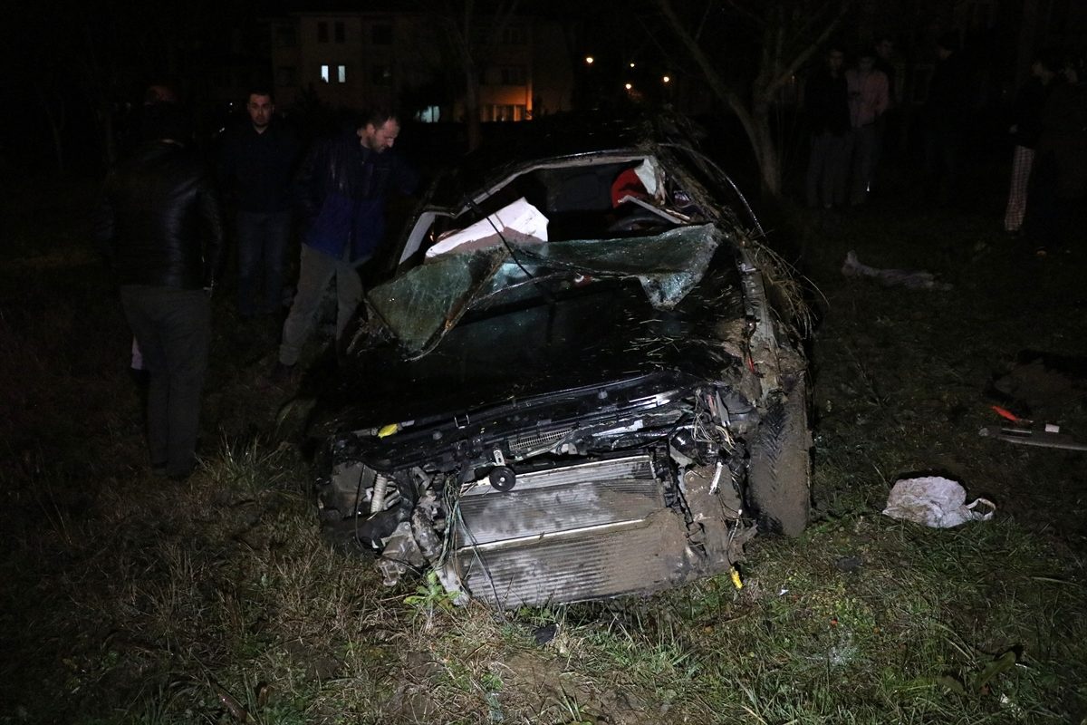 Düzce\'de takla atan otomobilden yara almadan kurtuldular
