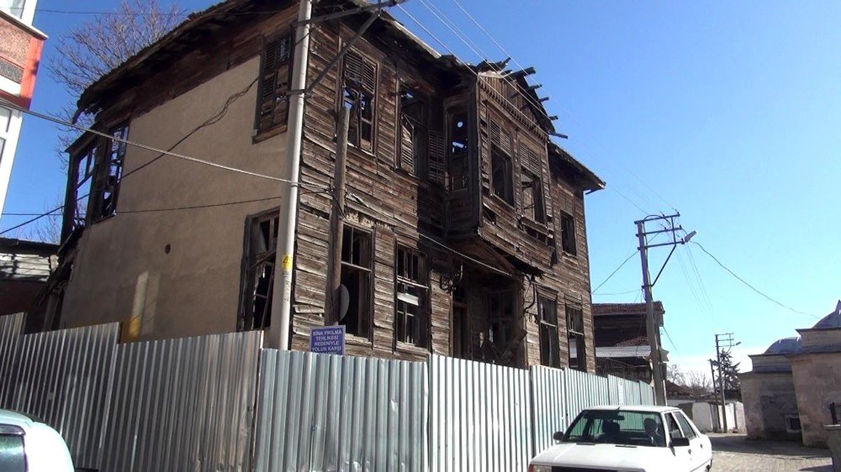 Edirne\'de metruk binalar tehlike saçıyor