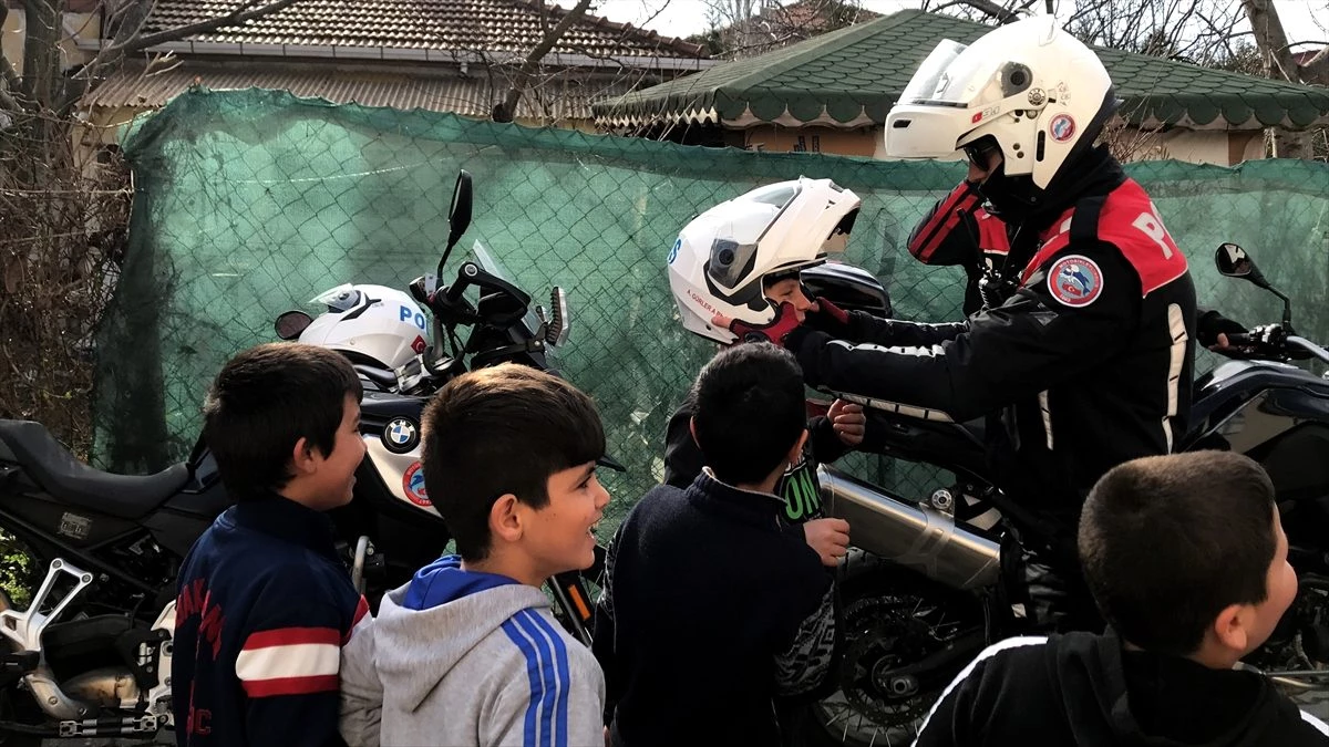 Edirne\'de polis, çocukların "motosiklete binme hayali"ni gerçekleştirdi