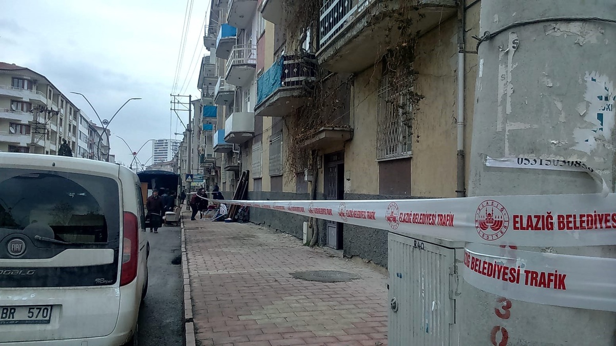 Elazığ belediyesi zabıta ekipleri hasarlı binaları mühürlüyor