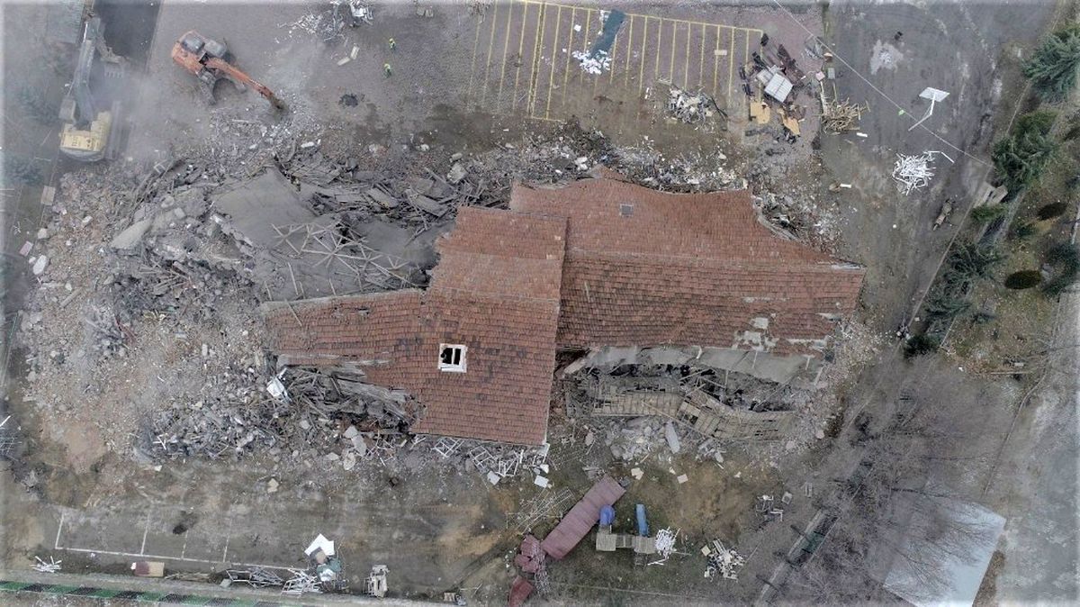 Elazığ\'da depremde hasar gören okullar yıkılmaya başladı